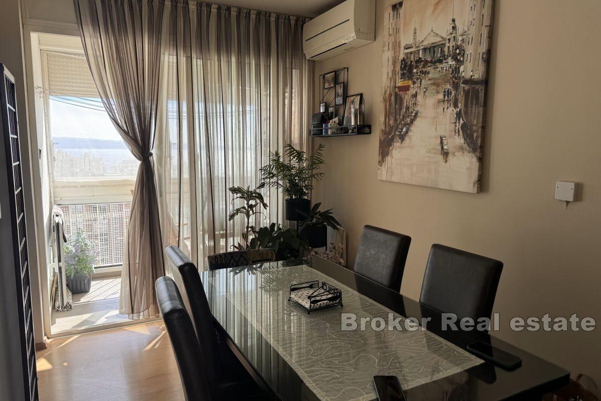 Prostorný apartmán s krásným výhledem na moře