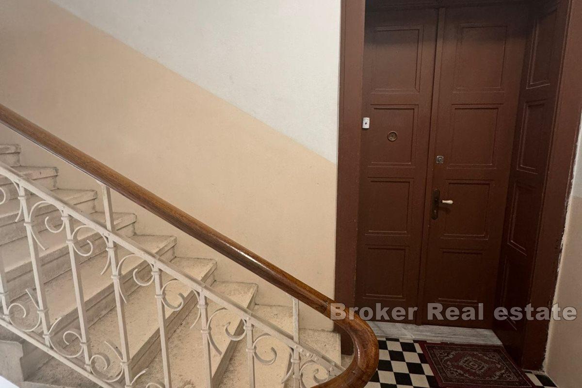 Spacious apartment for renovation