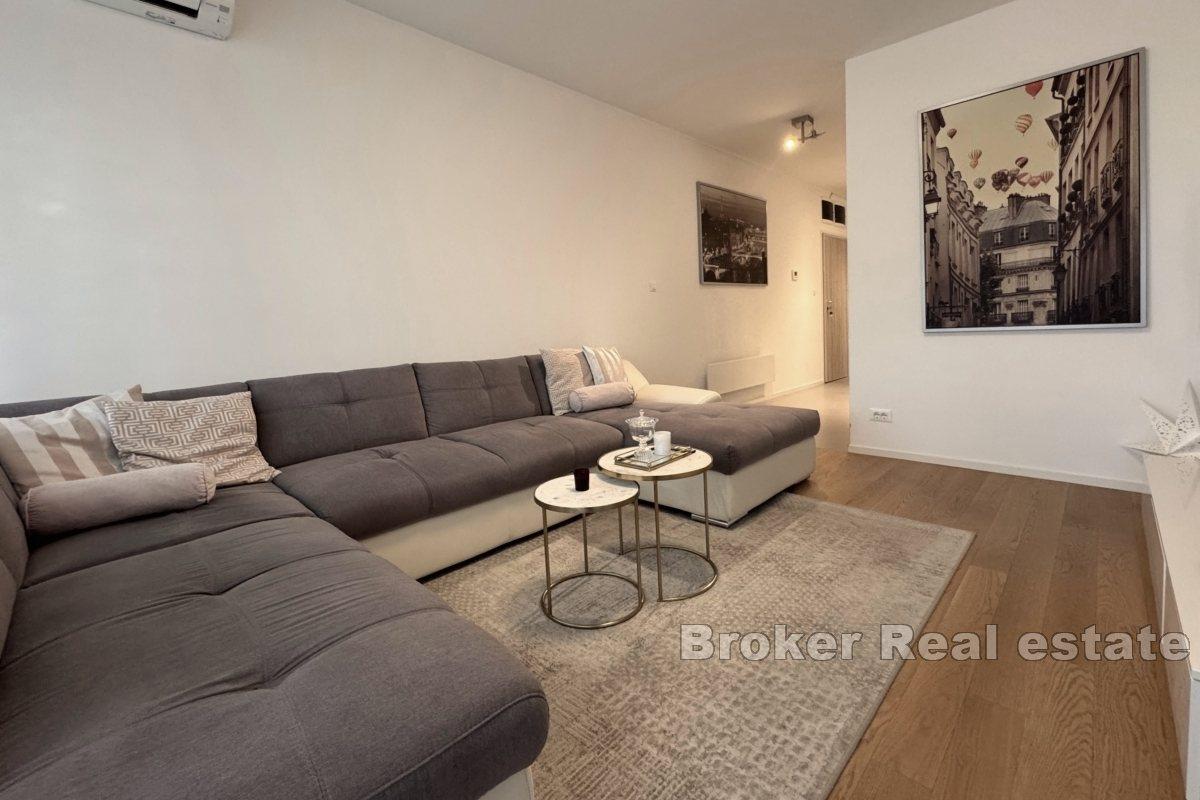 Luxuriöse Wohnung mit drei Schlafzimmern