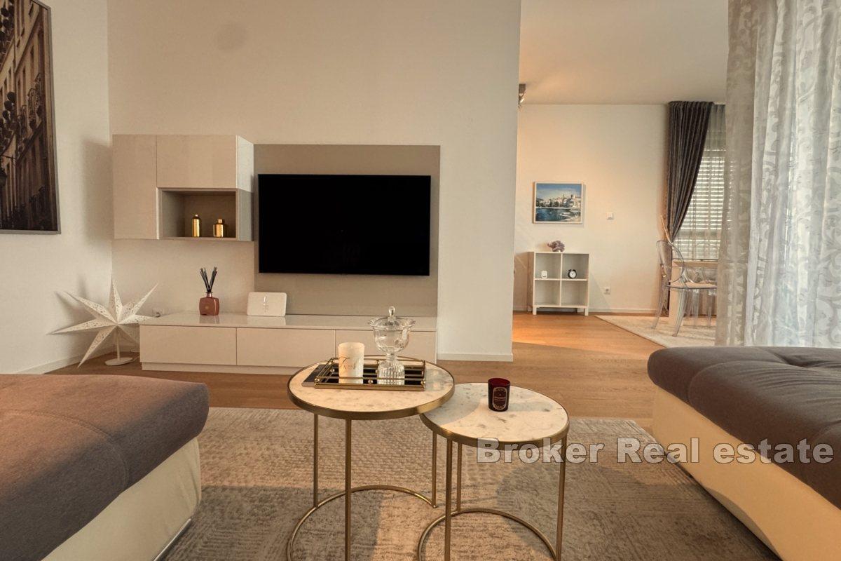 Luxuriöse Wohnung mit drei Schlafzimmern