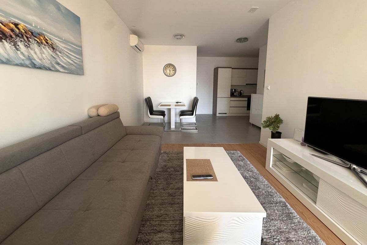 Voll ausgestattete Wohnung in einem modernen Gebäude