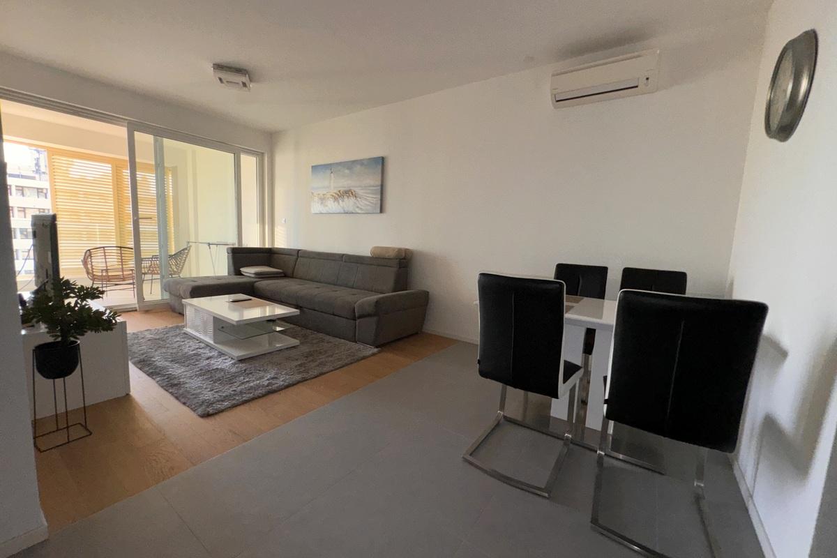 Voll ausgestattete Wohnung in einem modernen Gebäude