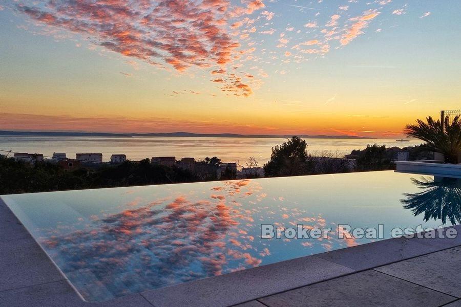 Villa with pool and open sea view