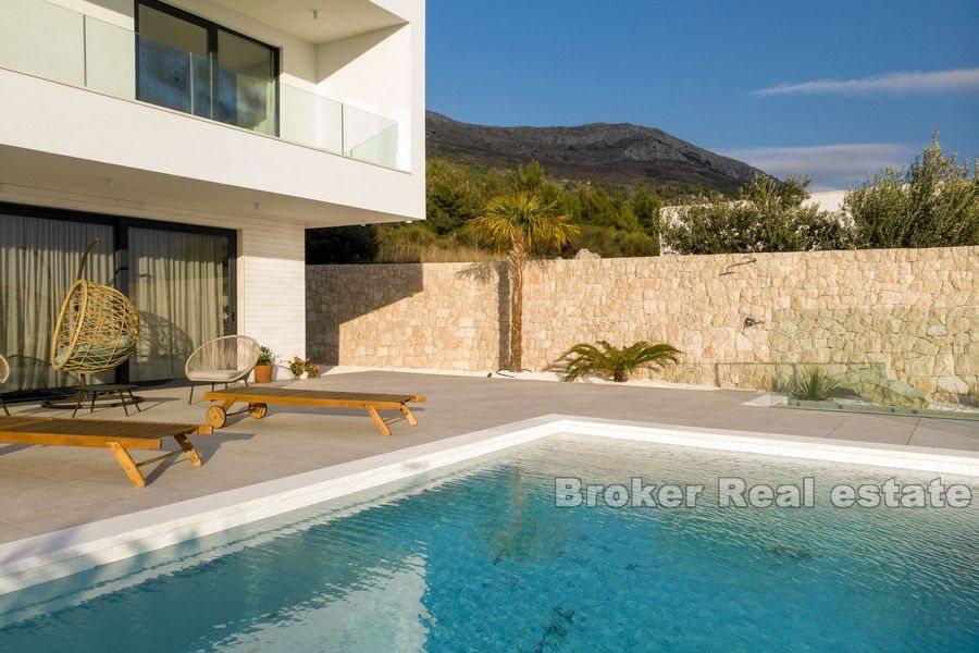 Villa with pool and open sea view