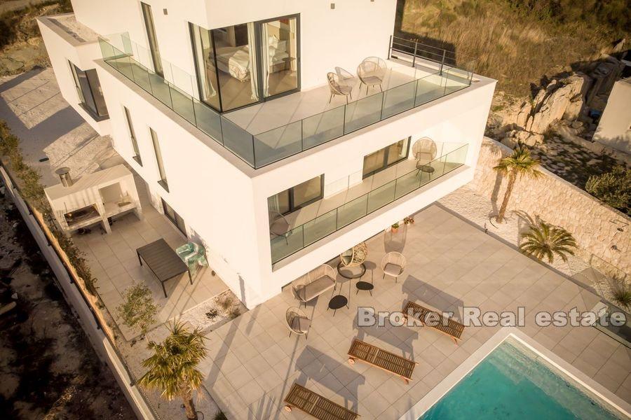 Villa with pool and open sea view