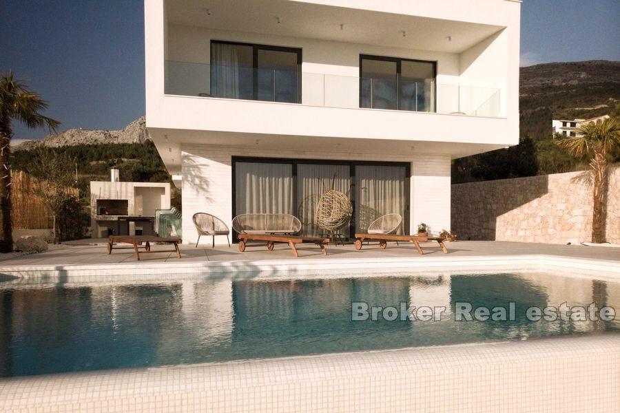 Villa with pool and open sea view