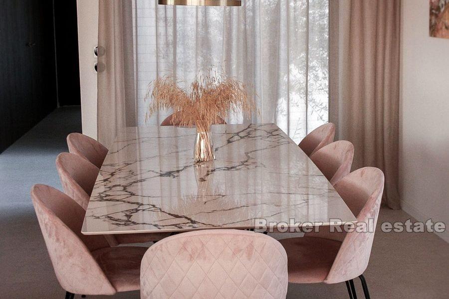 Willa z basenem i widokiem na otwarte morze