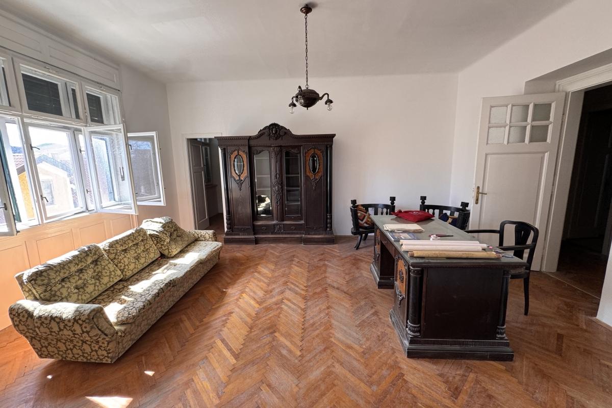 001-2036-131-Split-center-Apartment-Business-space-for-long-term-rent