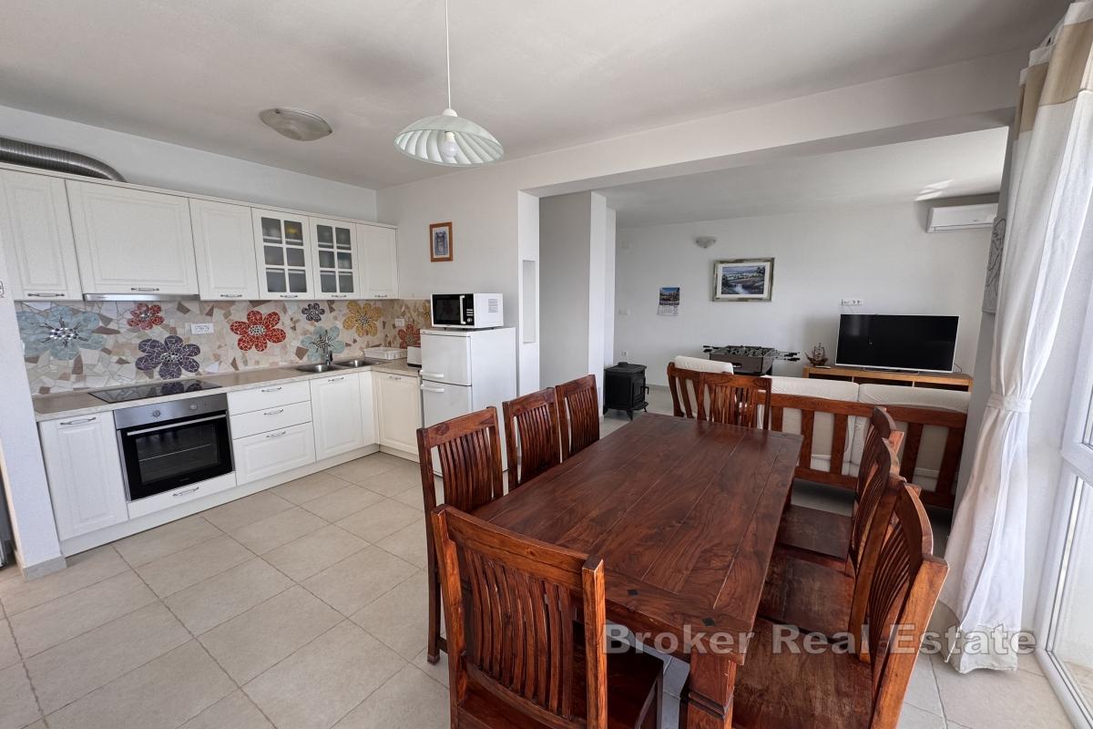 Charmigt hus med utsikt över havet och öarna