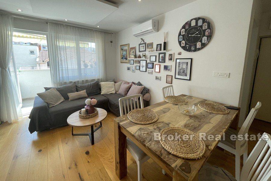 Kman, modernly decorated, three-bedroom apartment