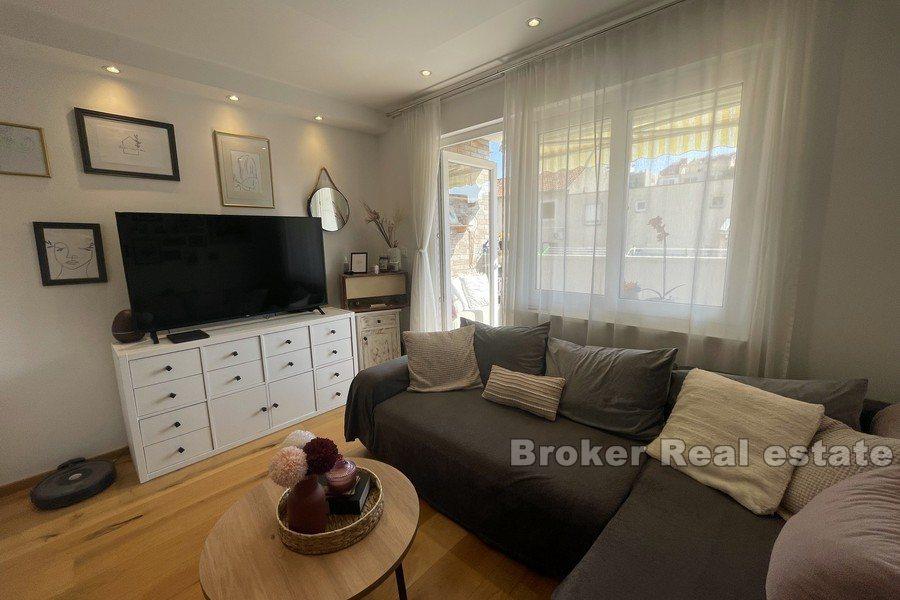 Kman, modernly decorated, three-bedroom apartment