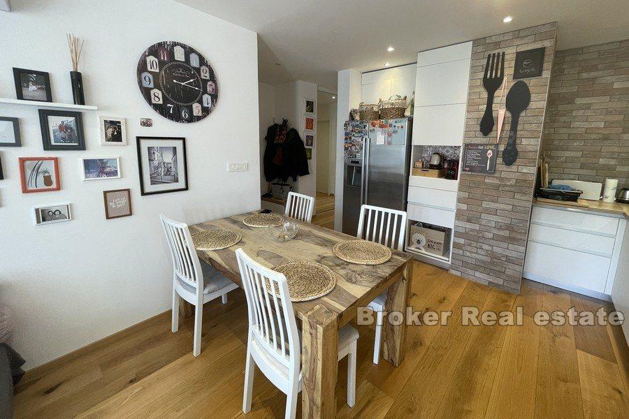 Kman, modernly decorated, three-bedroom apartment