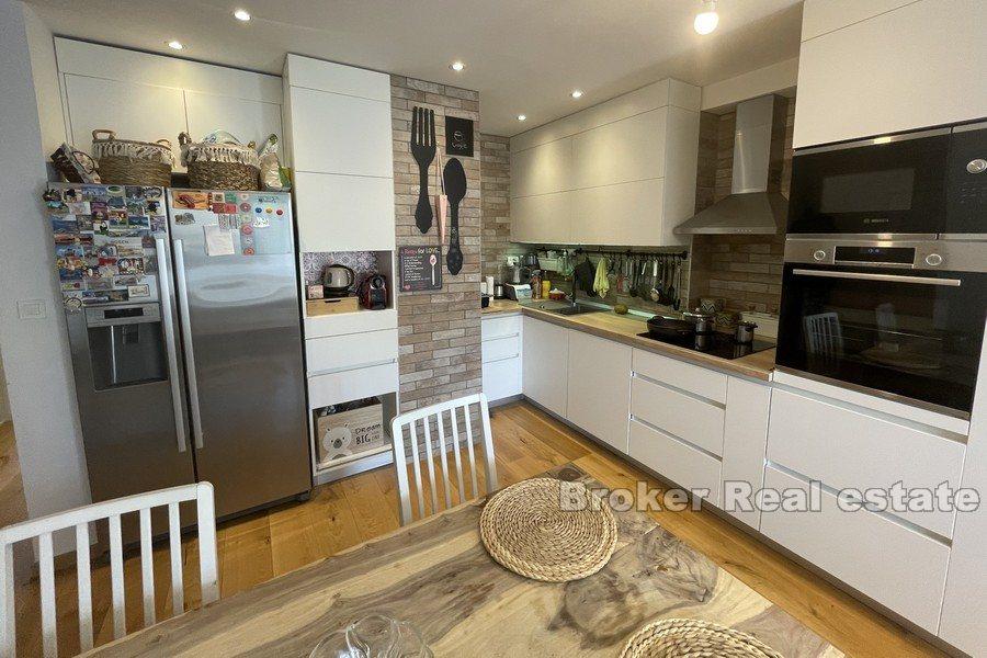 Kman, modernly decorated, three-bedroom apartment