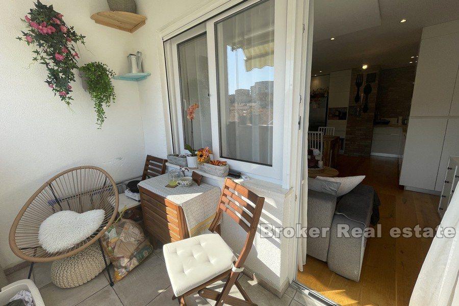 Kman, modernly decorated, three-bedroom apartment