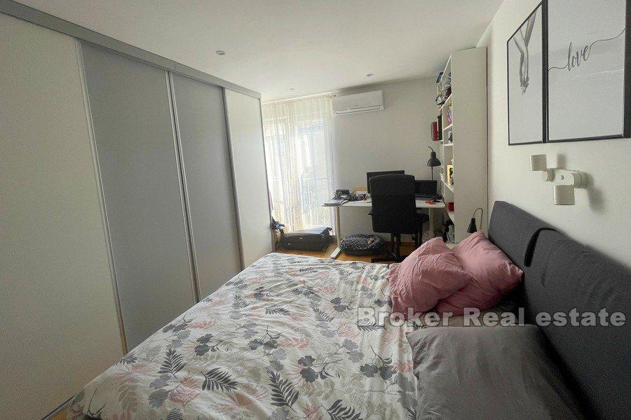 Kman, modernly decorated, three-bedroom apartment