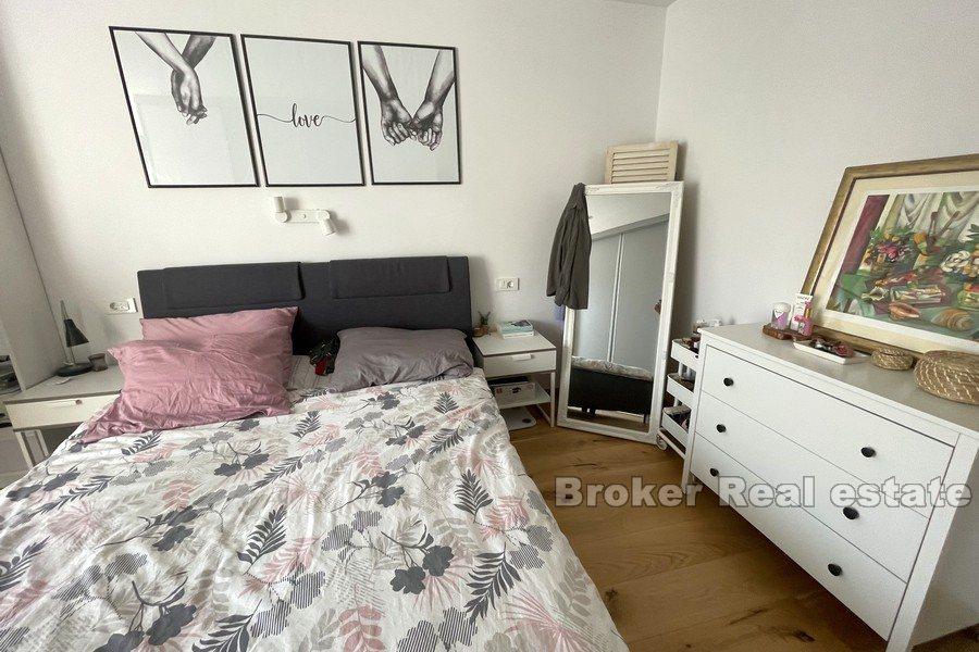 Kman, modernly decorated, three-bedroom apartment