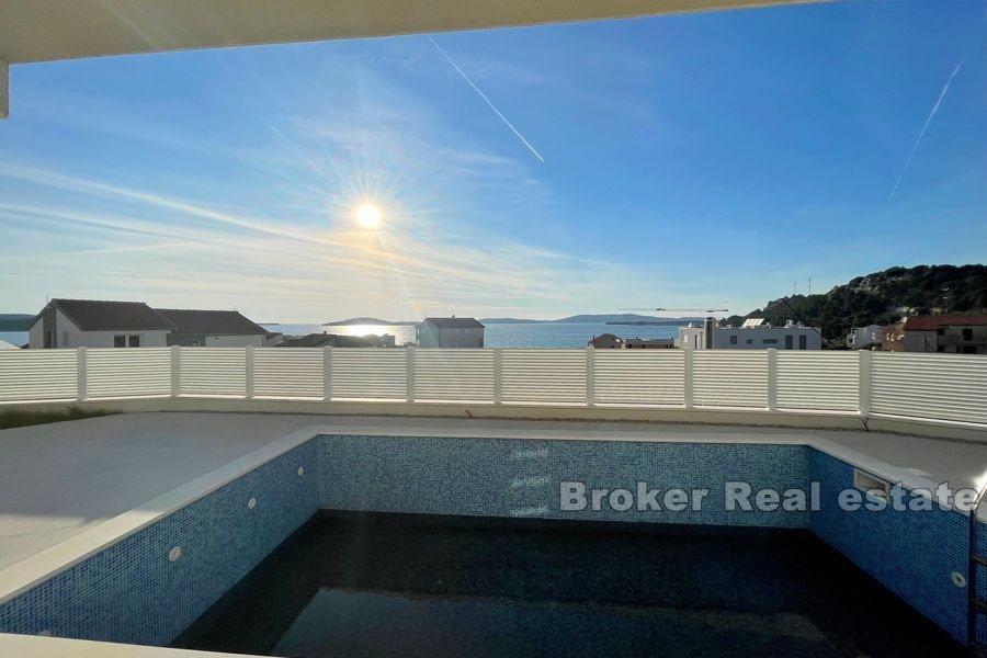 Moderne nybygd villa med basseng