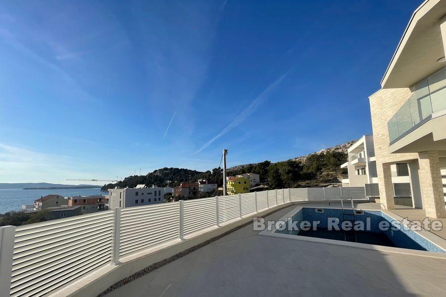 Moderne nybygd villa med basseng