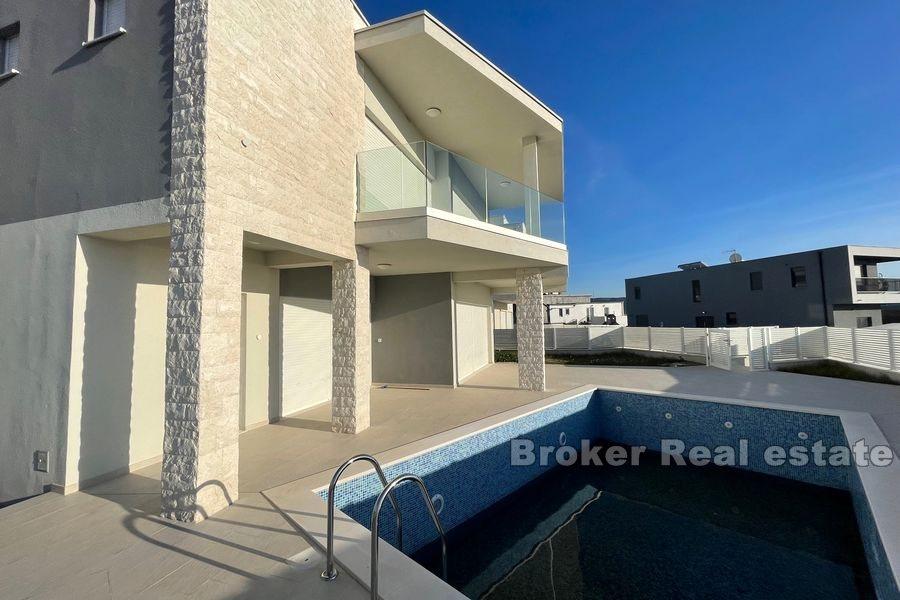 Moderne nybygd villa med basseng