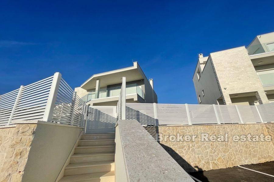 Moderna villa di nuova costruzione con piscina