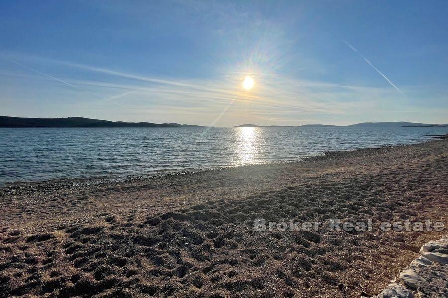 Moderne nybygd villa med basseng