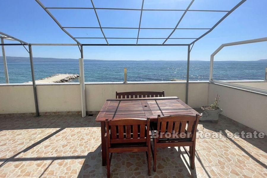 Kaskadna kuća u prvom redu do mora