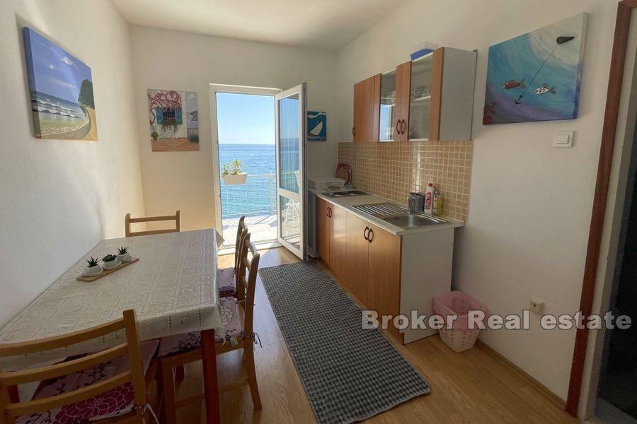 Kaskadna kuća u prvom redu do mora