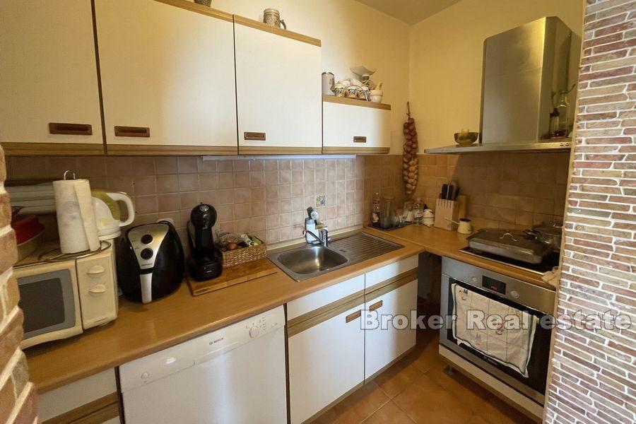 Kaskadna kuća u prvom redu do mora