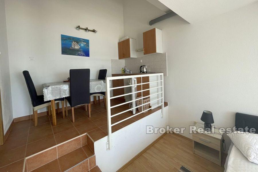 Kaskadna kuća u prvom redu do mora