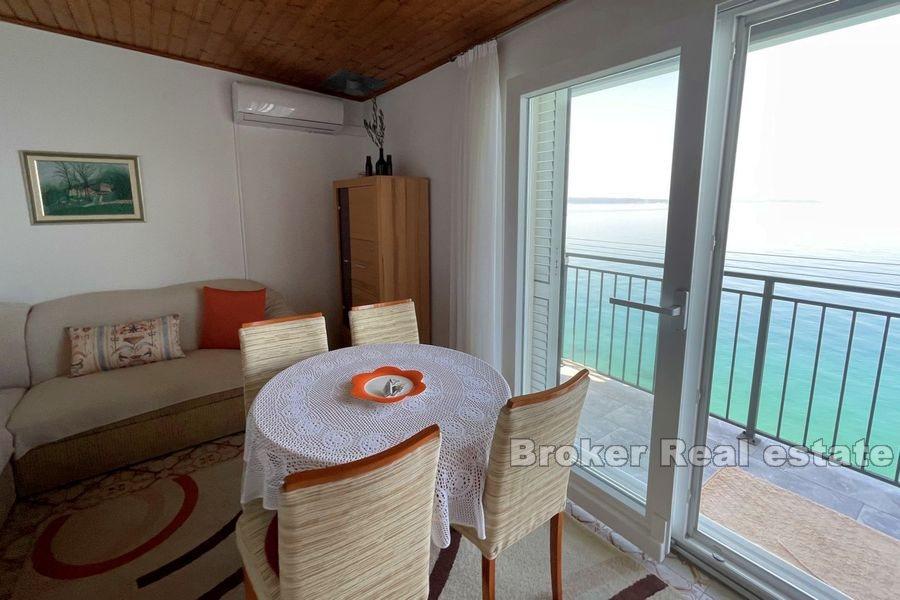 Hus første rad ved sjøen