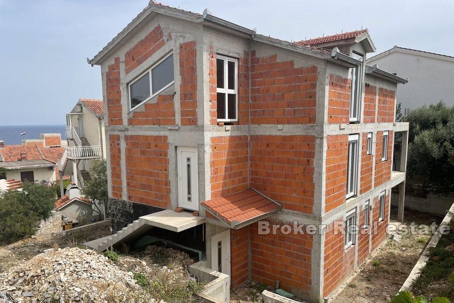 Maison proche de la mer, état inachevé