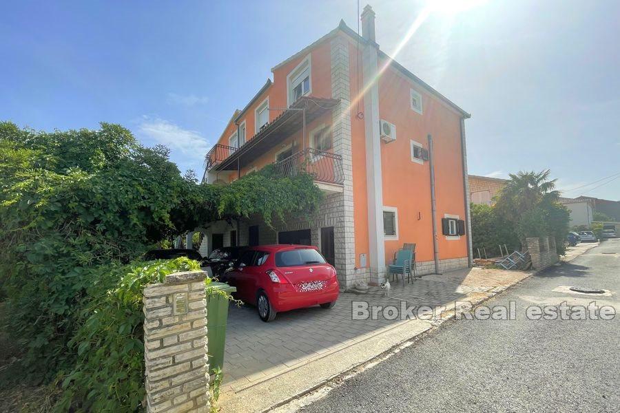 Detached apartment house