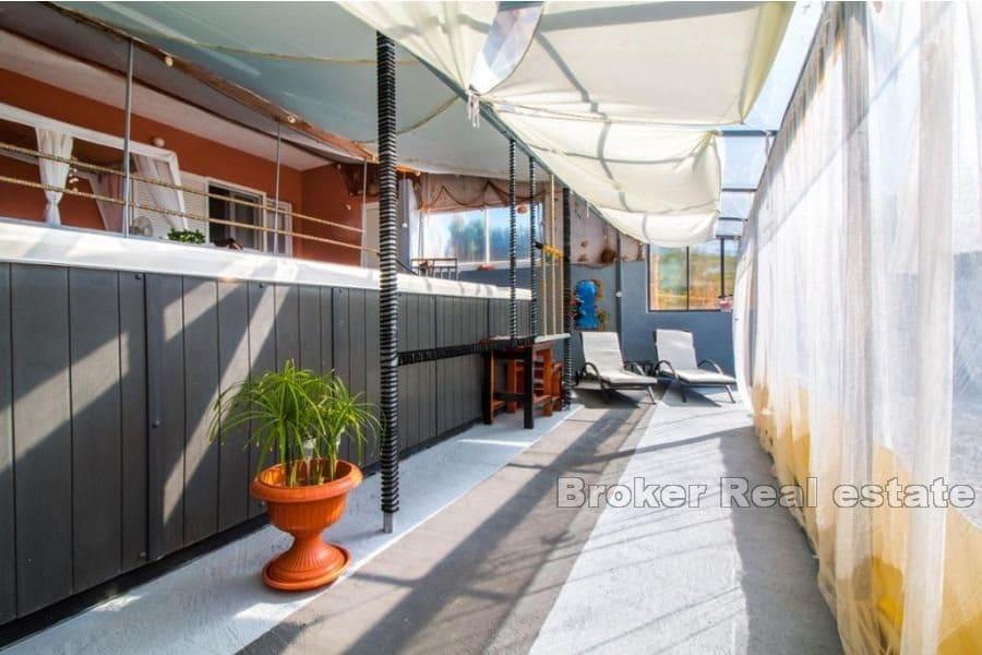 Lägenhetshus med havsutsikt