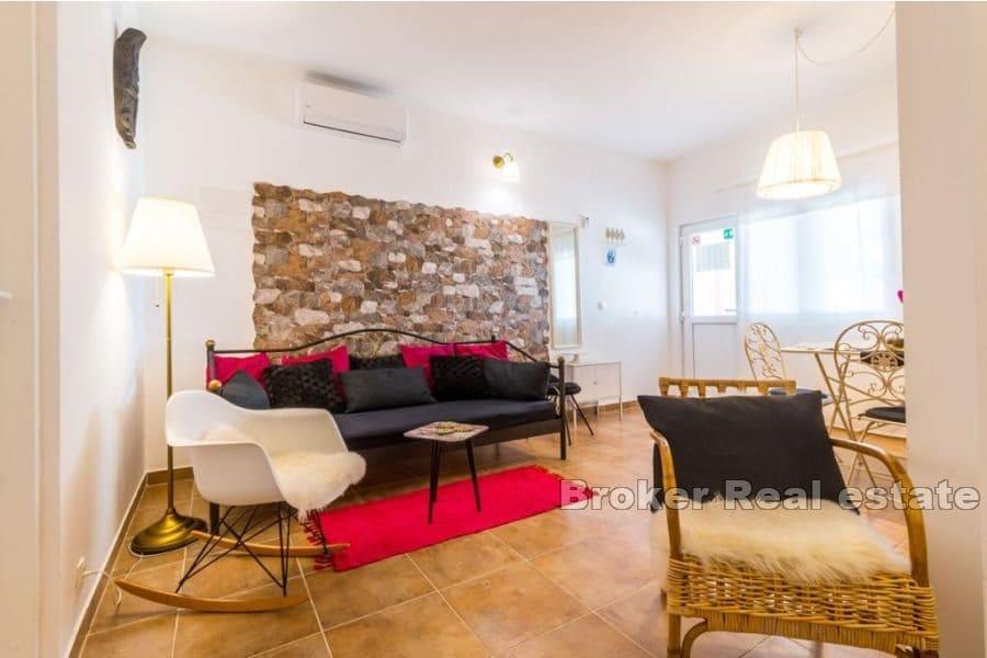 Dom z apartamentami z widokiem na morze