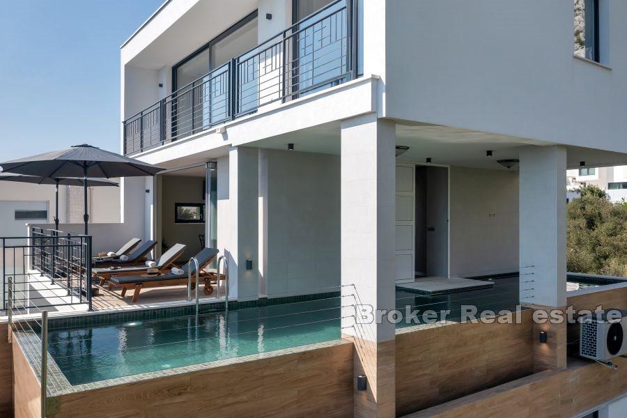 Villa mit Pool und offenem Meerblick