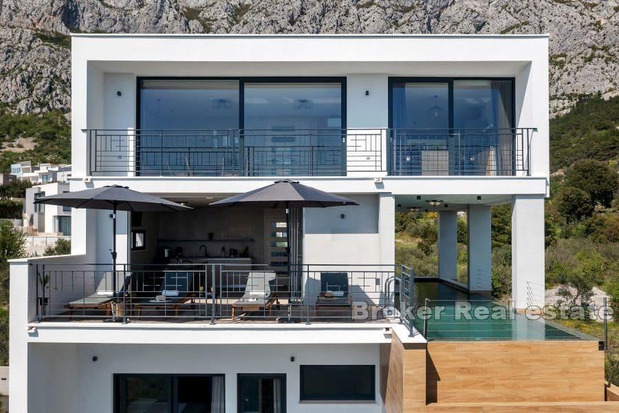 Villa med basseng og åpen havutsikt