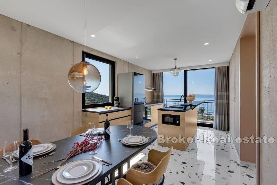 Willa z basenem i widokiem na otwarte morze