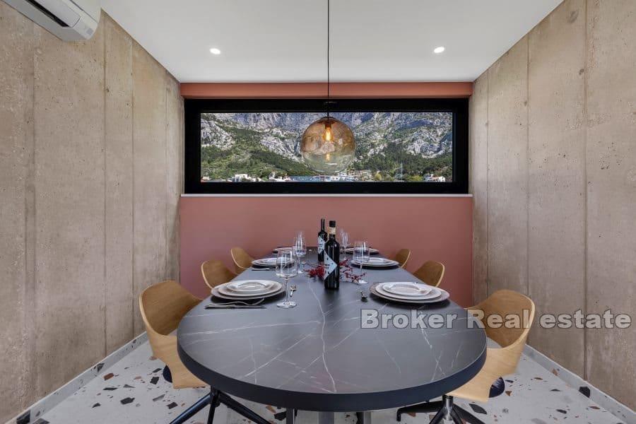 Willa z basenem i widokiem na otwarte morze