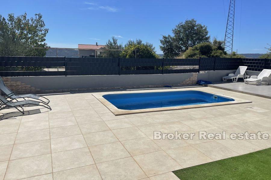 Attico con piscina e vista mare