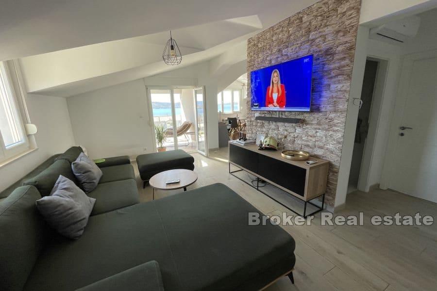 Attico con piscina e vista mare