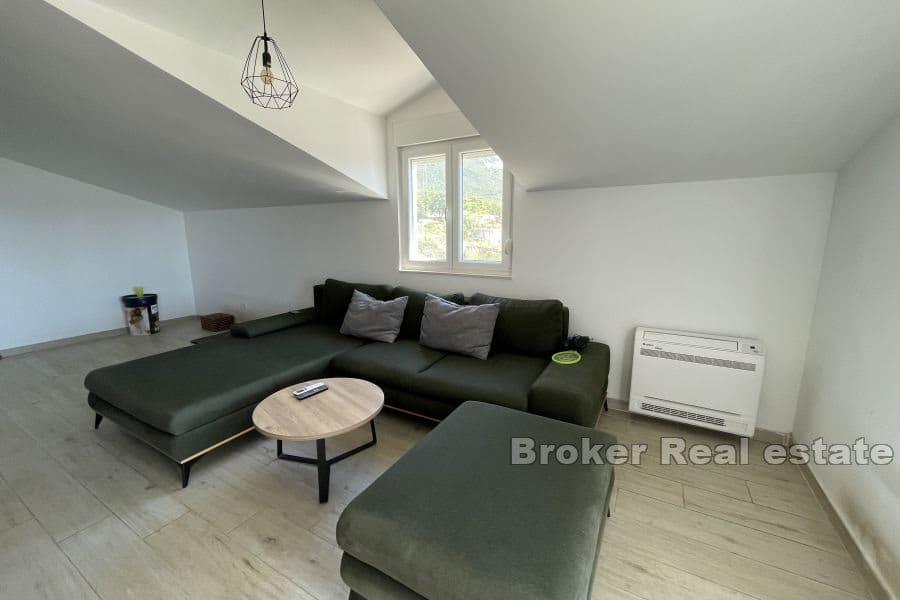 Attico con piscina e vista mare