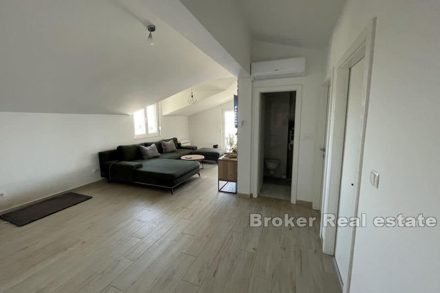 Attico con piscina e vista mare