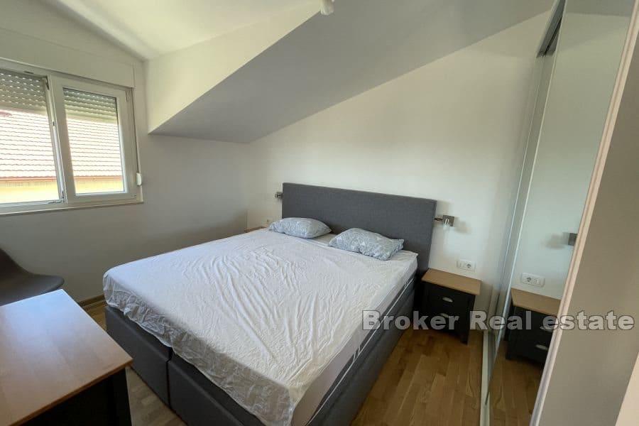 Penthouse med basseng og havutsikt