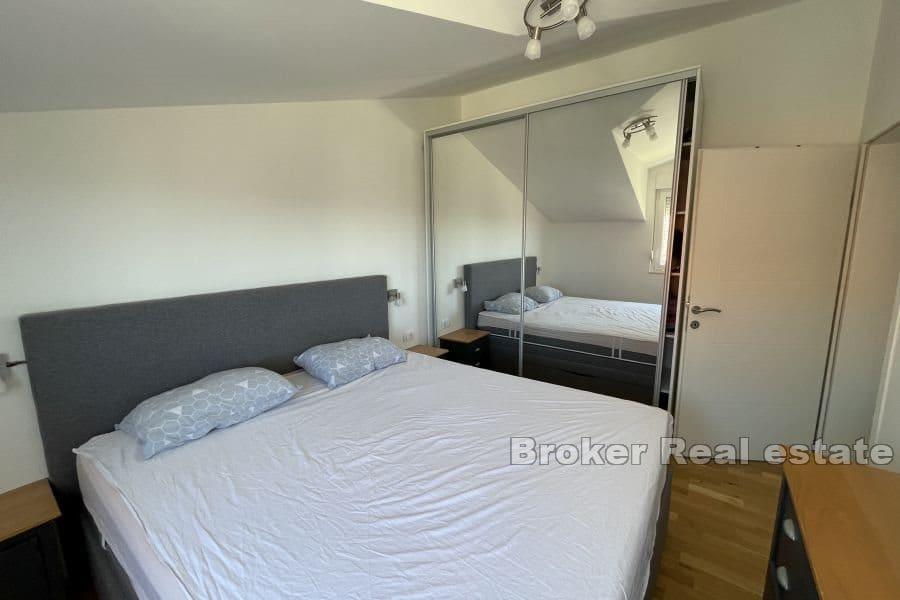 Penthouse med basseng og havutsikt