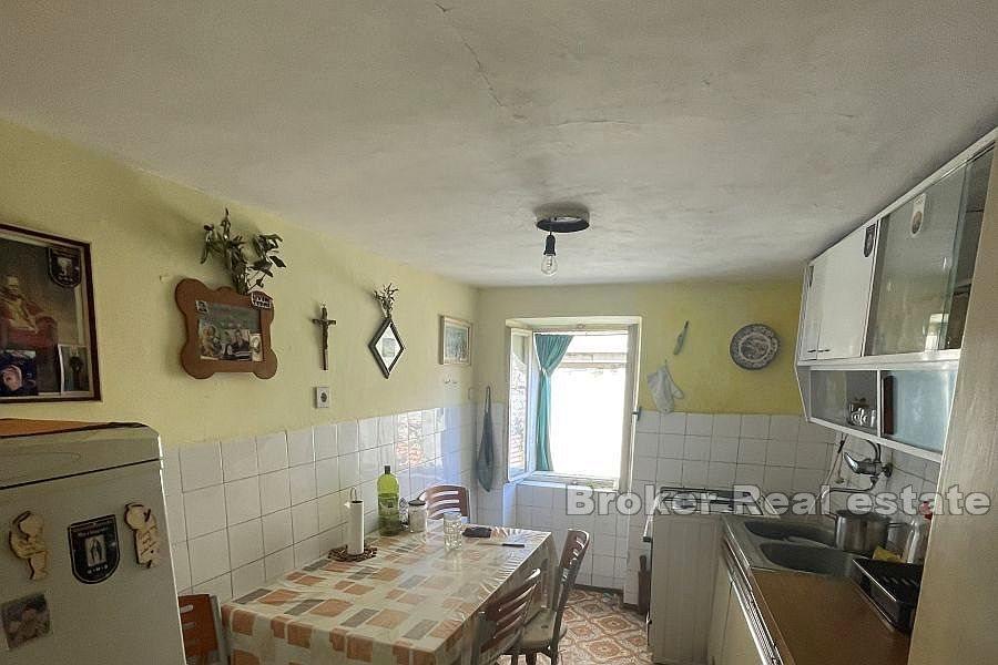 Steinhaus im Zentrum