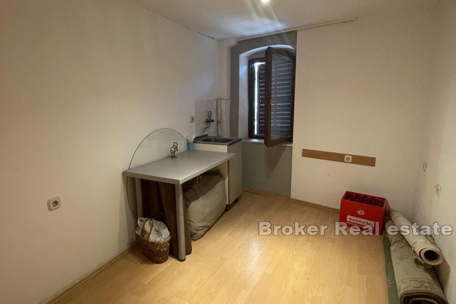 Steinhaus im Zentrum