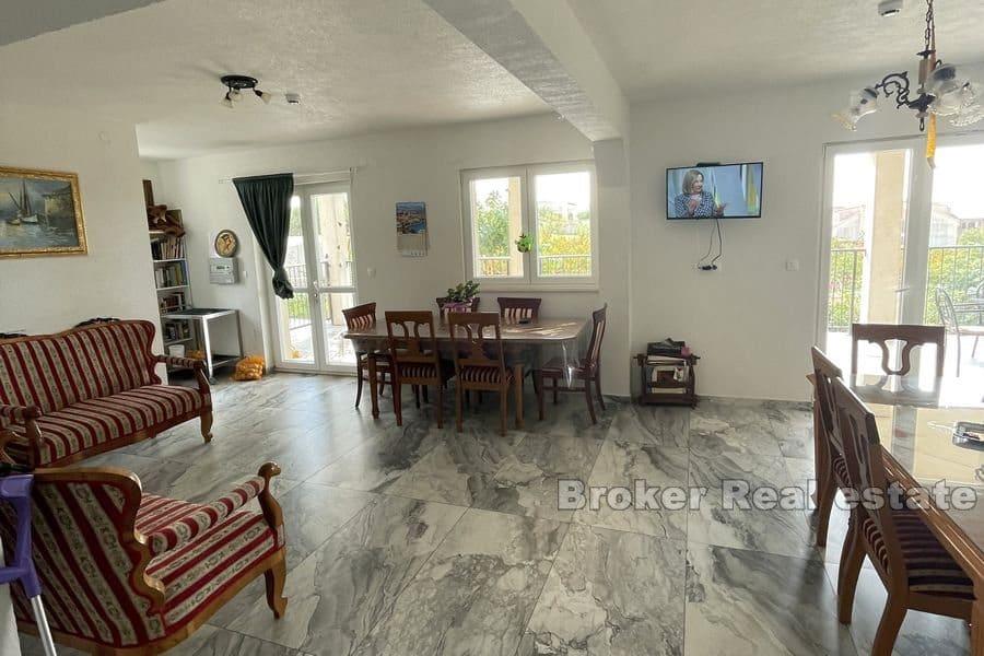 Hus med panoramautsikt over havet