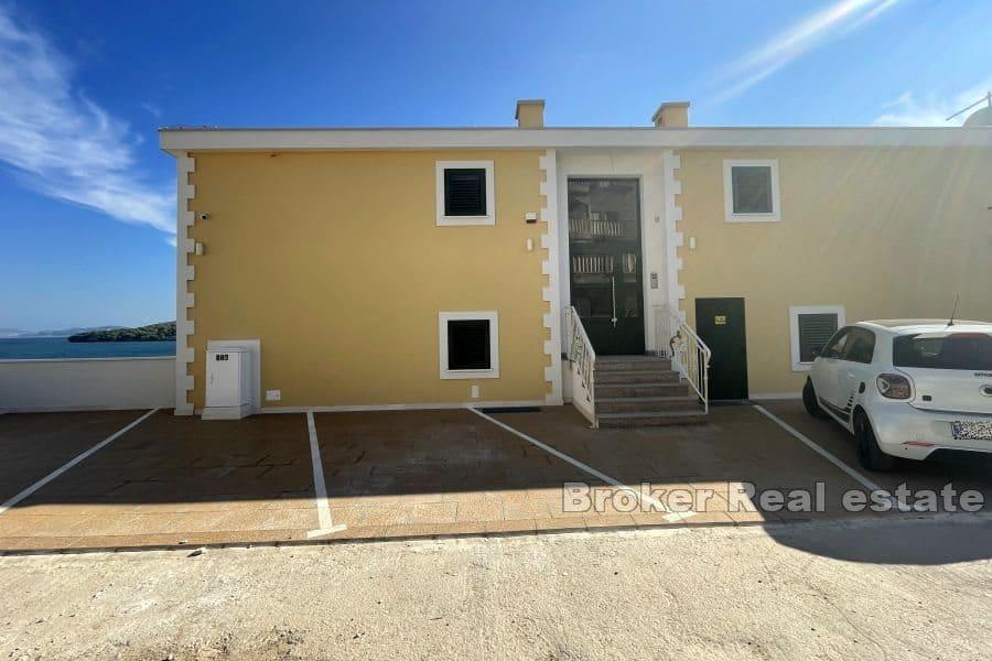 Dom z apartamentami z widokiem na morze