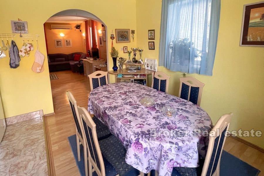 Familiehus nær sjøen