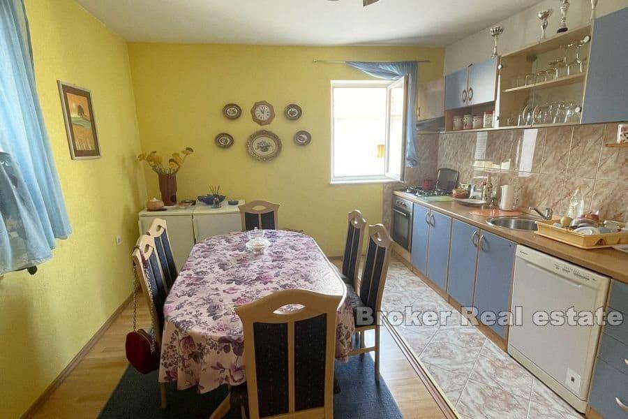 Familiehus nær sjøen